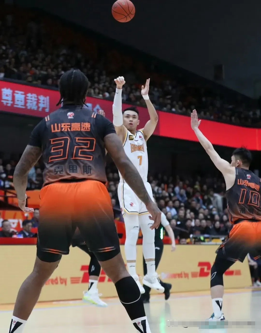 辽宁本钢训练开放日；窗口期远射贴柱引欢呼；NBA季后赛在即；临场指挥获称赞